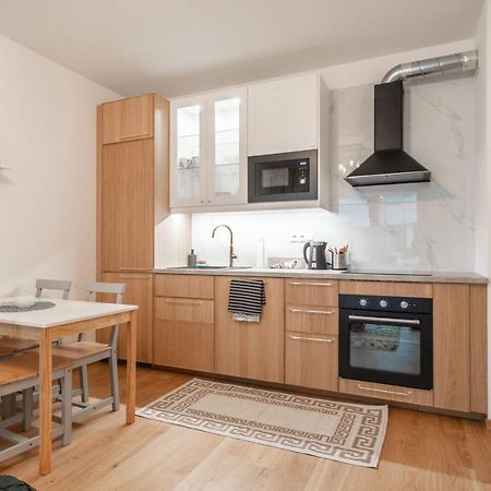 Apartment With Balcony Praha Bagian luar foto