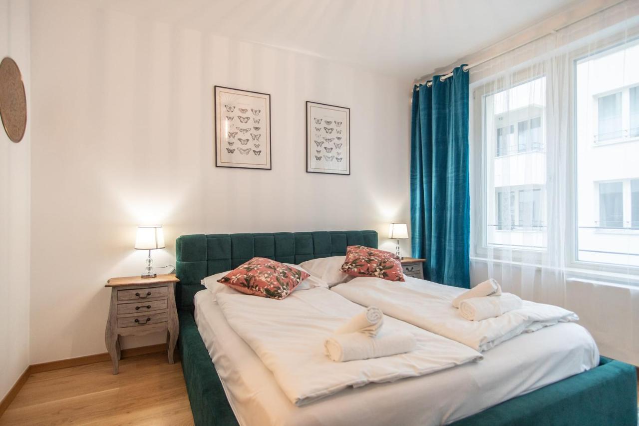 Apartment With Balcony Praha Bagian luar foto