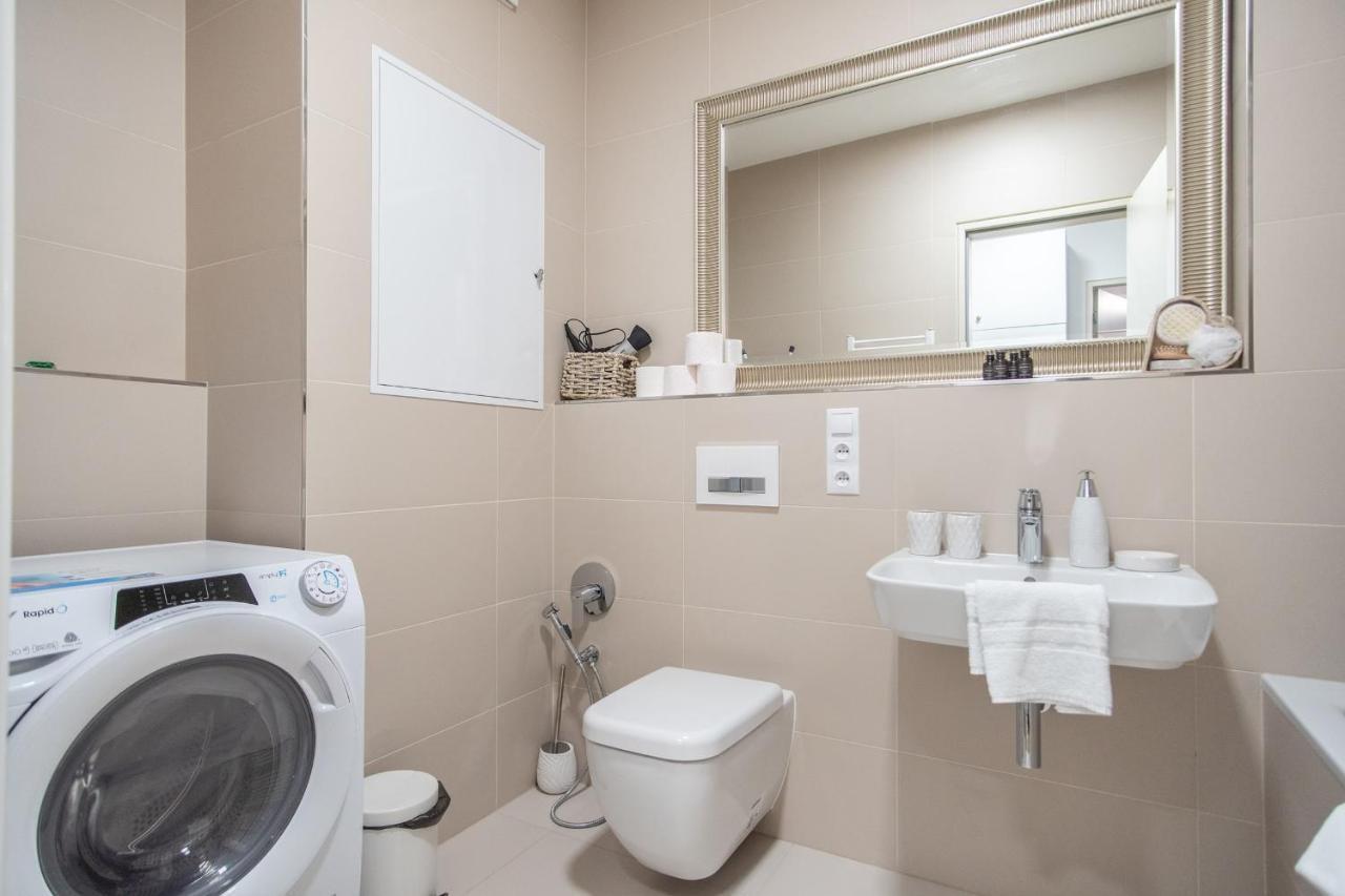 Apartment With Balcony Praha Bagian luar foto