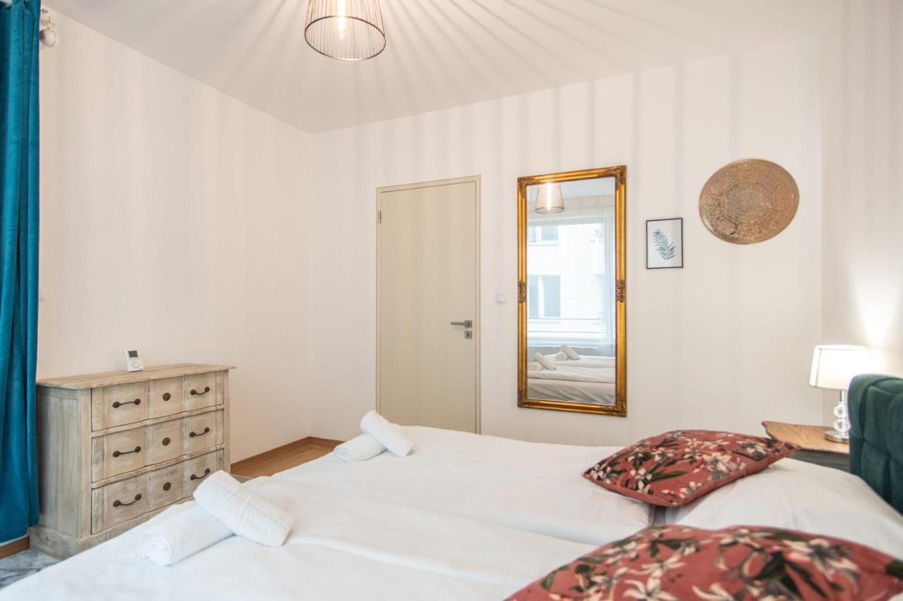 Apartment With Balcony Praha Bagian luar foto