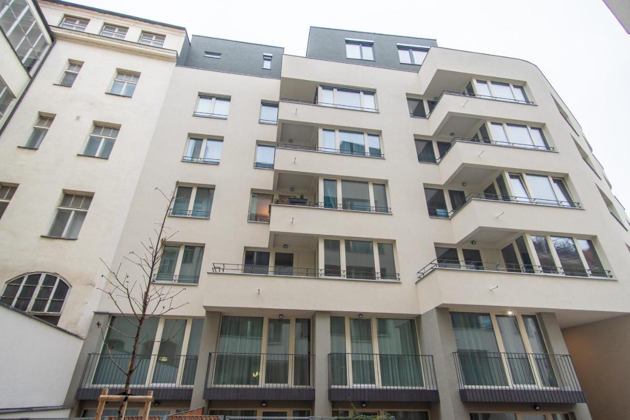 Apartment With Balcony Praha Bagian luar foto