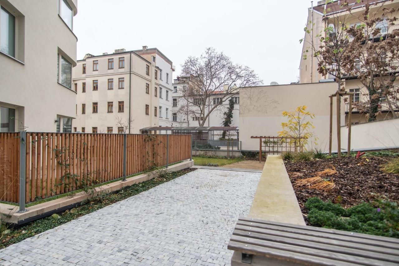 Apartment With Balcony Praha Bagian luar foto